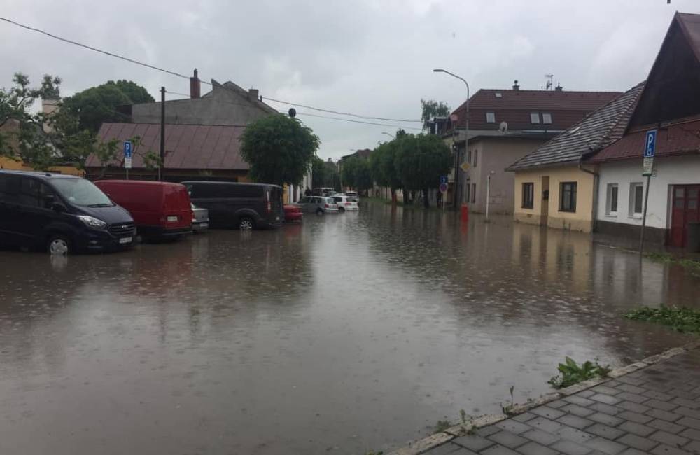 Foto: Slovensko zasiahla vlna búrok. V Kežmarku sú niektoré cesty pod vodou