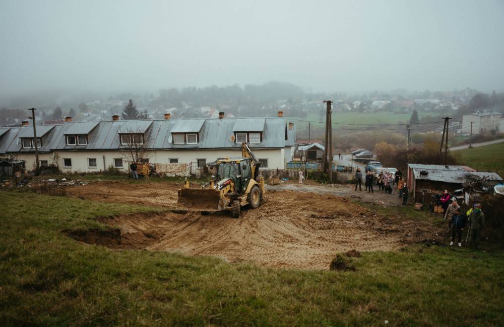 V Zborove napredujú práce súvisiace s výstavbou rodinných domov. Projekt pomáha rómskym komunitám