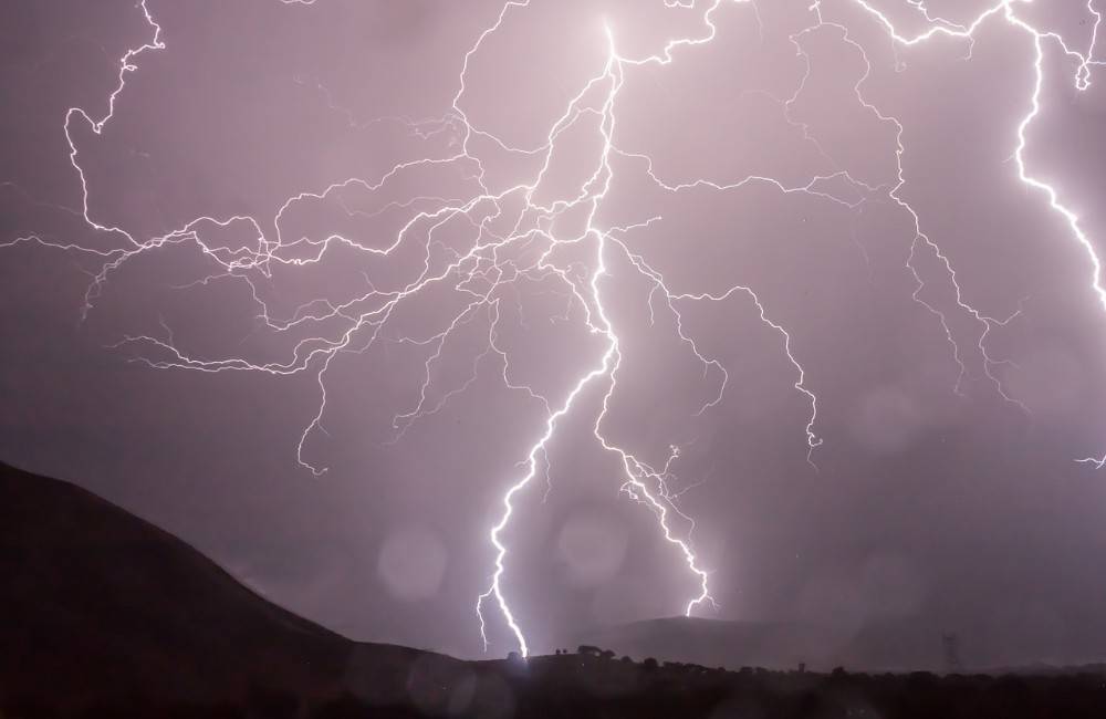 Foto: Zmena počasia v podobe búrok bude pretrvávať až do soboty: Pripravte sa na lejak a krúpy