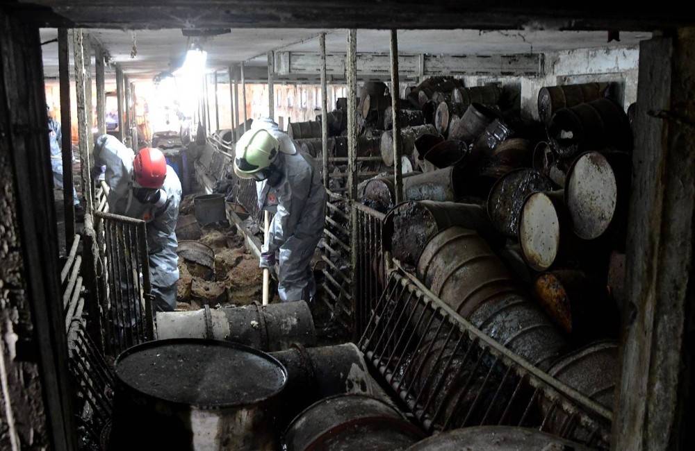 Foto: Hasiči z Humenného pracujú na odstraňovaní následkov environmentálnej záťaže v Chemko Strážske