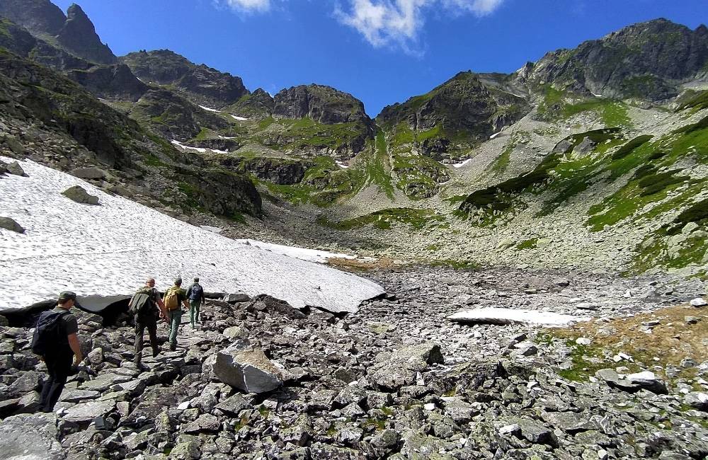 Foto: Strážcovia národných parkov si počas víkendu posvietili na turistov pohybujúcich sa mimo značených chodníkov