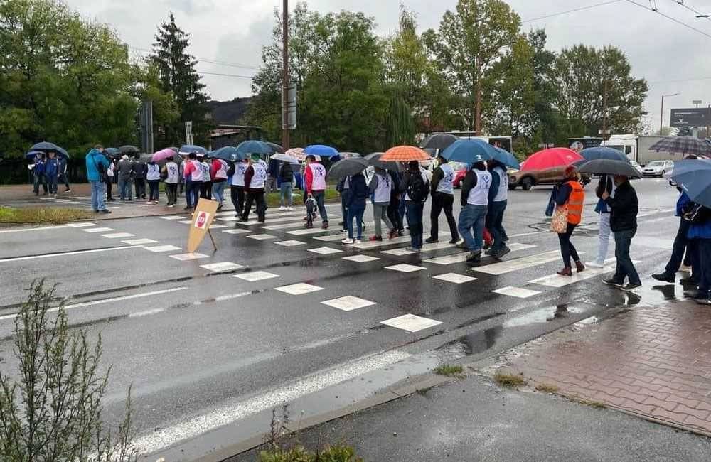 Foto: Premávku na ceste I/18 vo Vranove nad Topľou obmedzia protestujúci