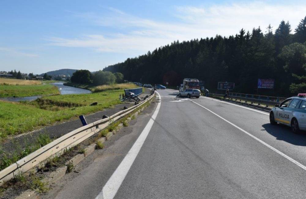 Foto: Vodička z Huncoviec nabúrala pod vplyvom alkoholu do zvodidiel, ďalší vodič šoféroval opitý s mobilom v ruke