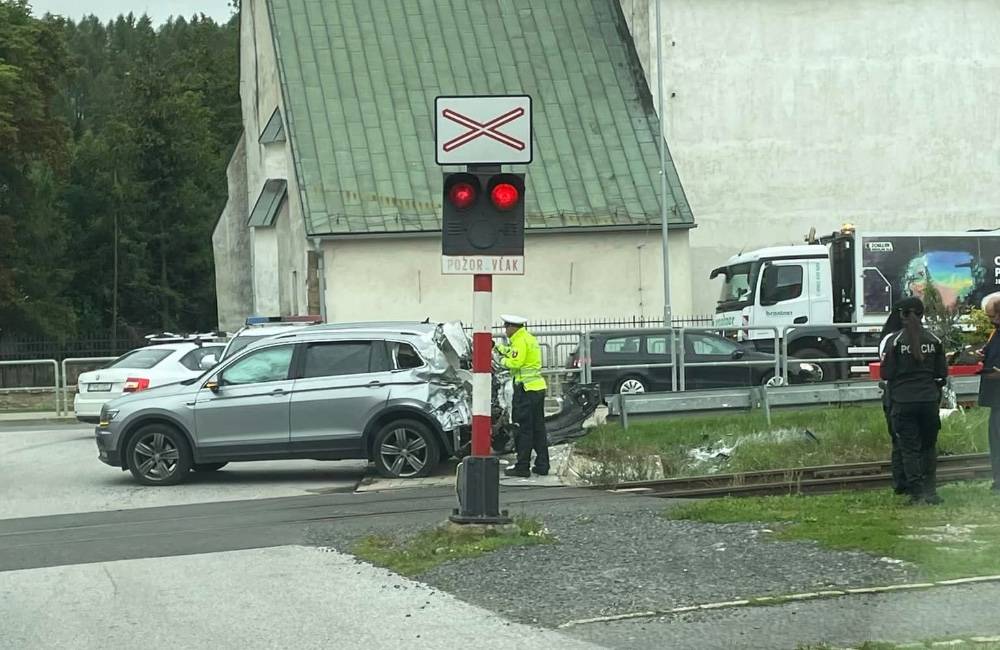 FOTO: Pri železničnom priecestí vo Veľkej Lomnici došlo v ranných hodinách k dopravnej nehode