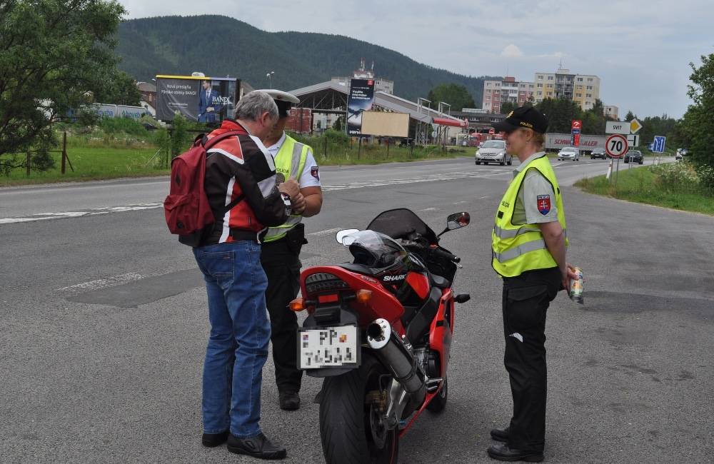 Foto: Policajti odmenili počas preventívnej akcie Bezpečne za volantom zodpovedných vodičov