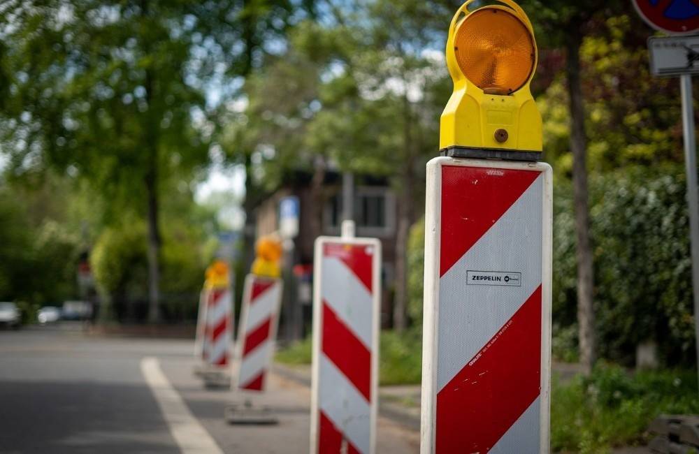 Foto: Na ulici Ivana Krasku vo Svite budú prebiehať stavebné práce. Mesto žiada vodičov, aby preparkovali svoje autá