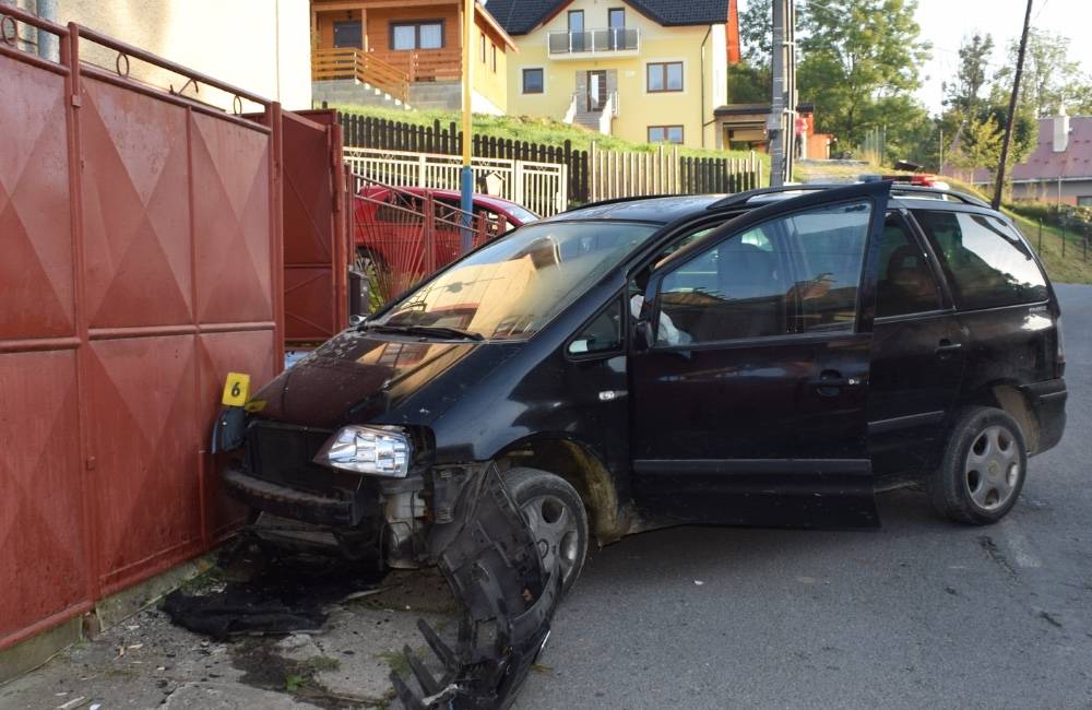 Nezodpovedný vodič pod vplyvom alkoholu narazil do plotu. Dychová skúška odhalila viac ako 2,2 promile