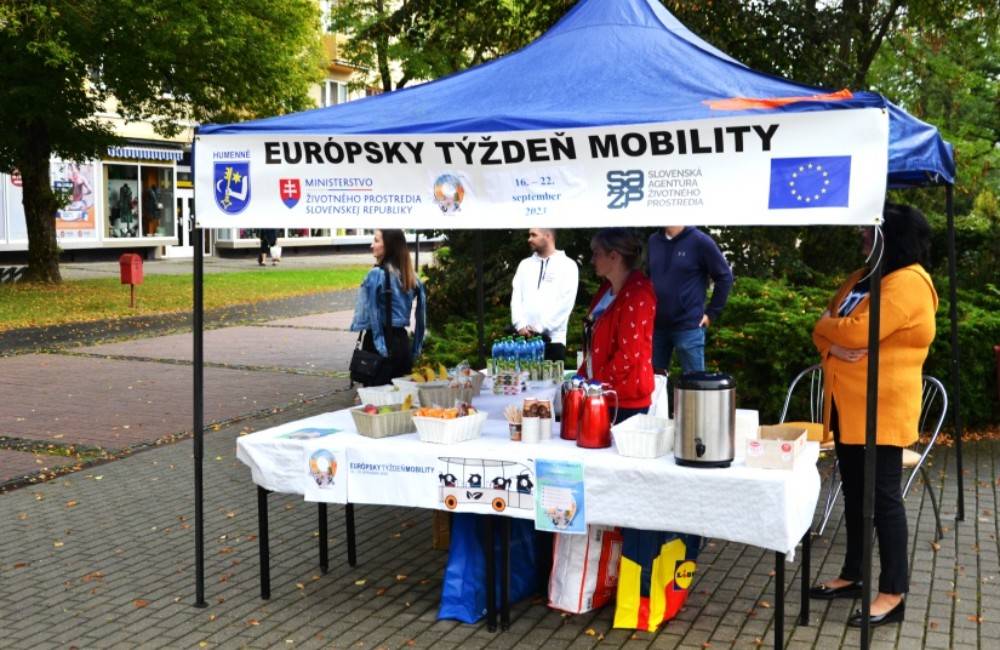 FOTO: Európsky týždeň mobility prišiel aj do Humenného. V utorok si mohli cyklisti vychutnať raňajky na námestí