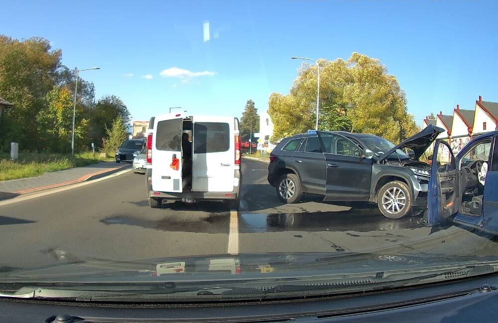 Foto: V Kežmarku došlo k dopravnej nehode, v úseku sa tvoria kolóny