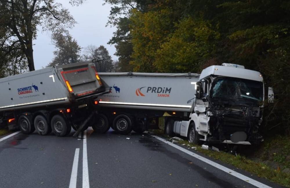 Foto: Medzi Prešovom a Bzenovom sa stala nehoda. Prejazd bol obmedzený a MHD premáva v zmenenom režime