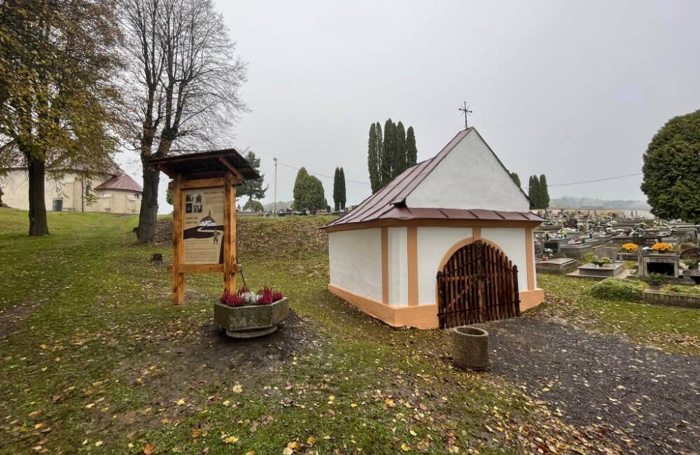 FOTO: Kaplnka na cintoríne v Podolínci prešla obnovou. Pribudla aj nová informačná tabuľa