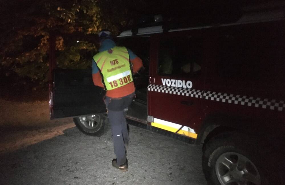 Foto: Muž sa pri schádzaní z Kriváňa pošmykol, na pomoc mu prišli horskí záchranári