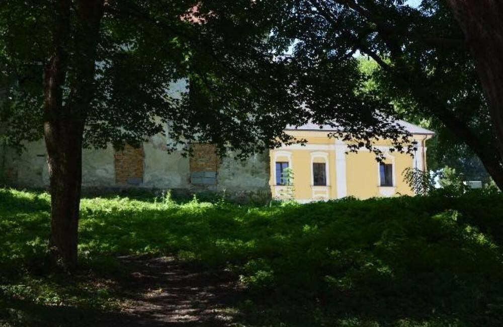 Foto: Traja mladíci vylákali do parku v Snine muža, ktorého napadli a okradli. Jeden z páchateľov nebol ani dospelý