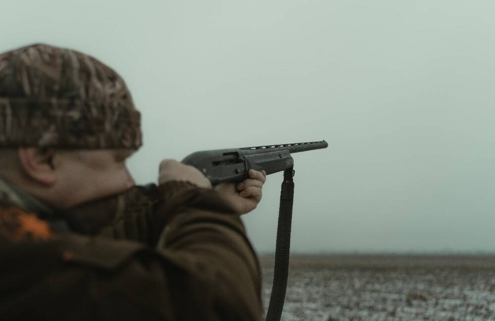 Foto: Pytliak z Milpoša mal držať zakázanú zbraň. Enviropolícia uňho našla zvieracie trofeje za viac ako 8-tisíc eur