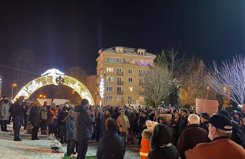 FOTO: Na občiansky protest v Poprade proti zrušeniu špeciálnej prokuratúry prišli stovky ľudí