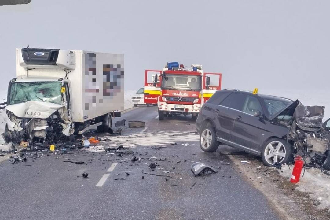 FOTO: Medzi obcami Žakovce a Huncovce sa zrazilo auto s dodávkou, vodič nákladného auta utrpel vážne zranenia