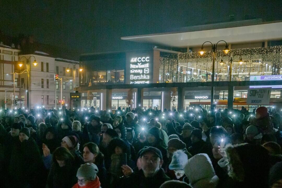 Foto: Na utorkových protestoch v slovenských mestách opäť prekvapila vysoká účasť. Konali sa aj v Prešove a Poprade