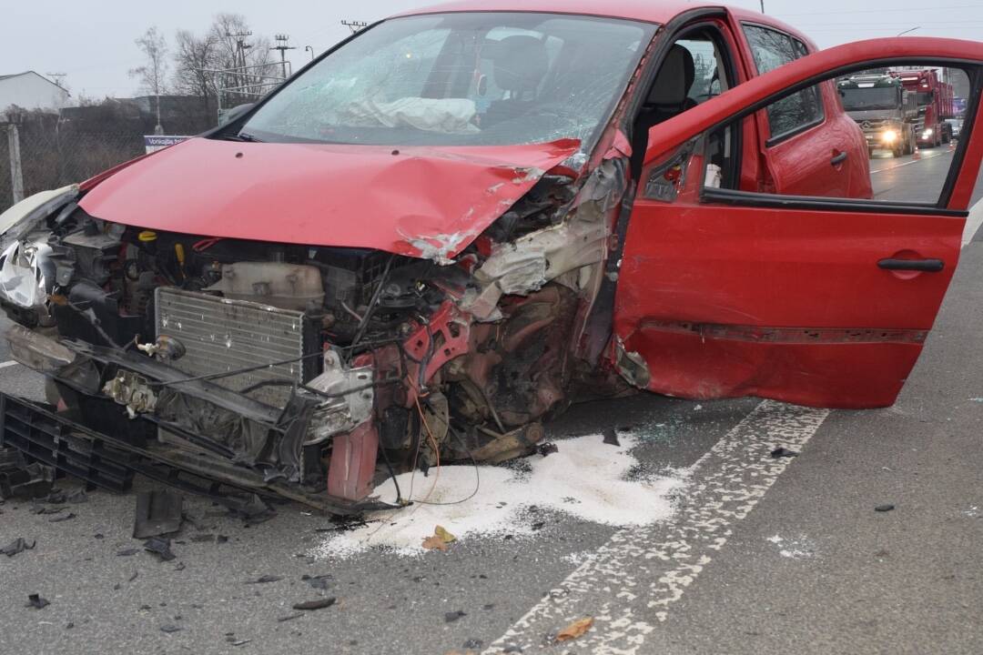 Foto: Nezodpovední vodiči opäť na cestách: Opitá žena nabúrala do troch áut, muž šoféroval s 2,3 promile