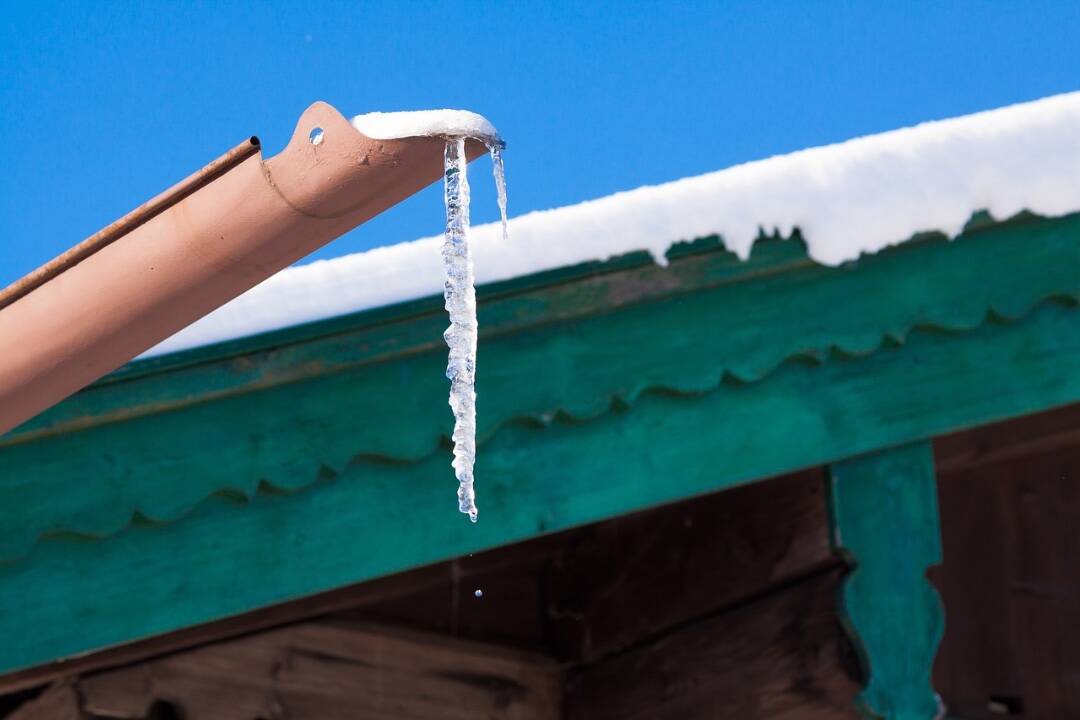 Foto: Zle umiestnený odkvap môže spôsobiť nehodu. Vypúšťanie vody na cesty je protizákonné