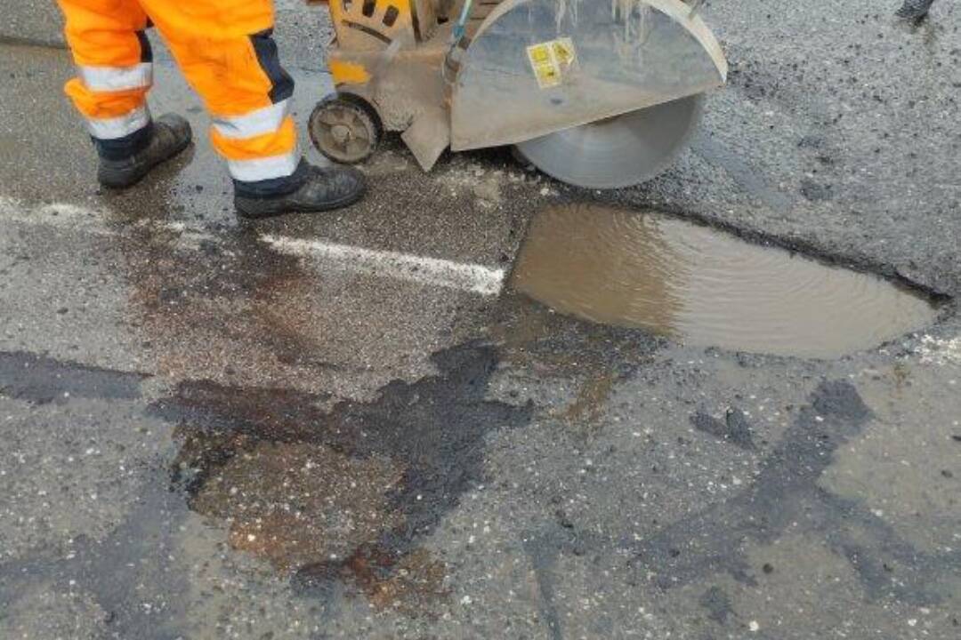 Foto: Zima zaúradovala a na mnohých cestách vodičov prekvapia výtlky. Takto zareagovalo mesto Svit