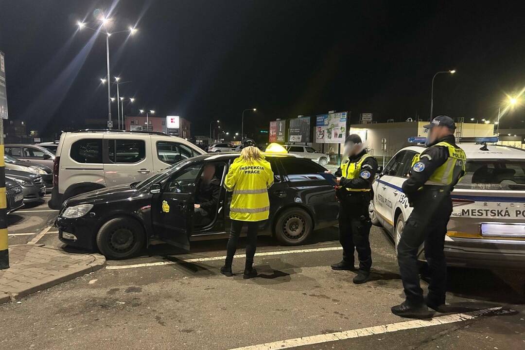 FOTO: Inšpektori práce kontrolovali prevádzkovanie taxislužieb v Kežmarku