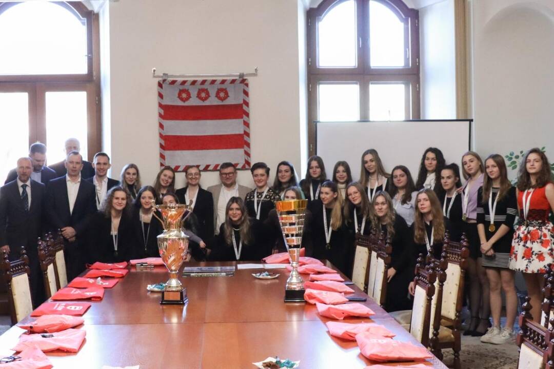 Foto: František Oľha sa stretol s majsterkami Slovenska, ktoré prepísali históriu prešovského ženského hokeja