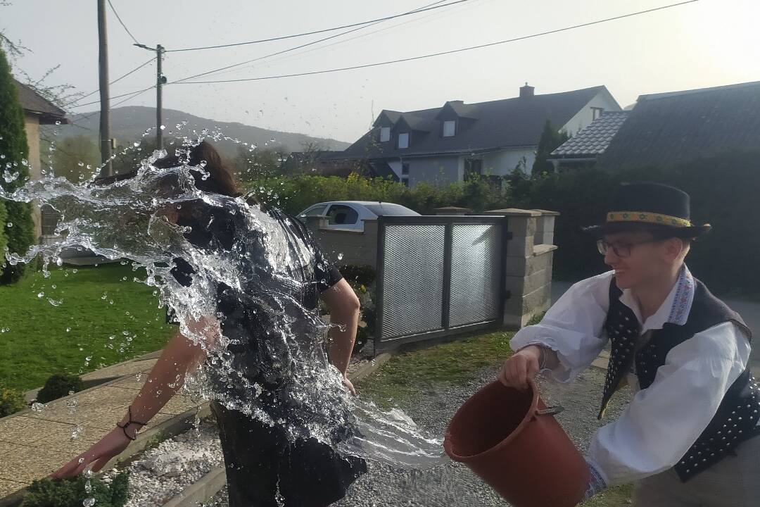 FOTO: Mládenci z giraltovského FS Topľan prišli šibať dievky na koči