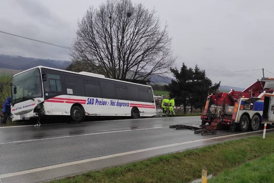 Foto: Vodička auta prešla v okrese do Bardejov do protismeru a narazila do autobusu. Ten skončil mimo cesty