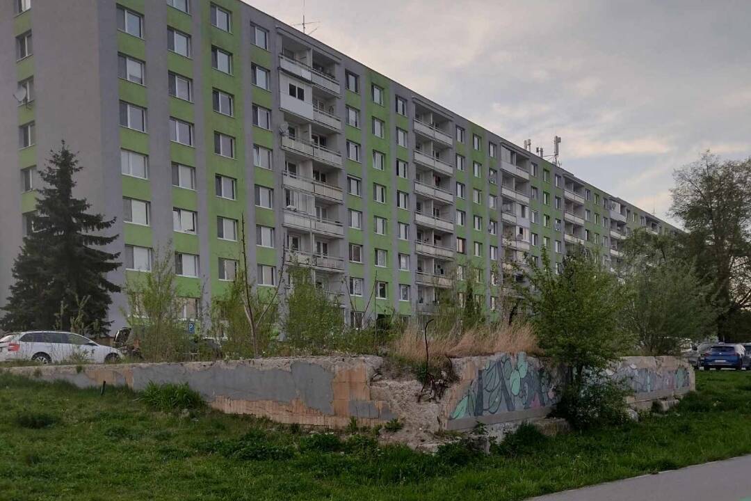 Foto: Po tragickom výbuchu plynu v Prešove zostali iba základy bytovky. Prešovčania by tam chceli pamätník