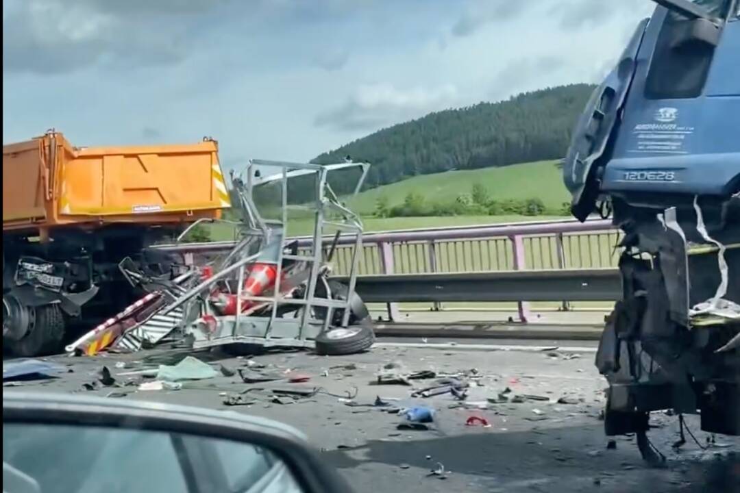 Foto: VIDEO: Na diaľnici v Spišskom Štvrtku v smere do Popradu narazil kamión do vozidla diaľničiarov