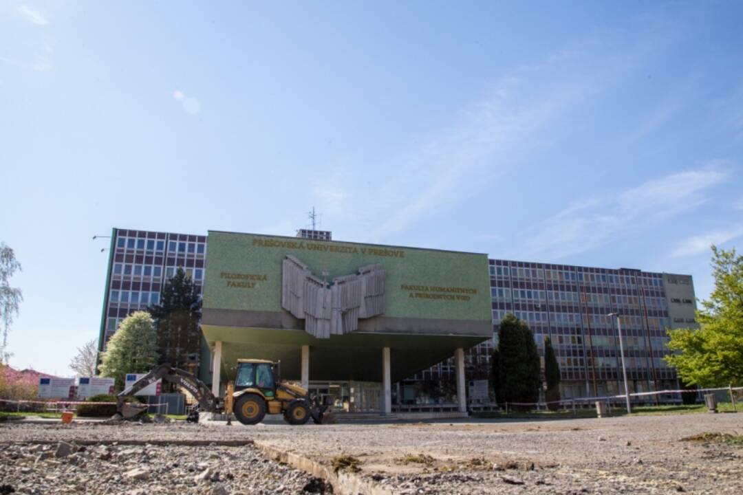 Foto: Evakuácia na pôde univerzity, bombový teror v Prešove pokračuje. Budovu UNIPO opúšťajú zamestnanci