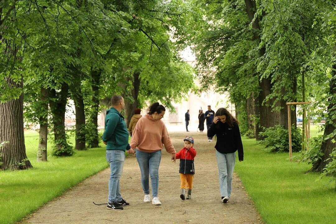 FOTO: V Nižnej Šebastovej otvorili po vyše roku Panskú záhradu. Deti poteší ihrisko, na bezpečnosť dohliadnu kamery