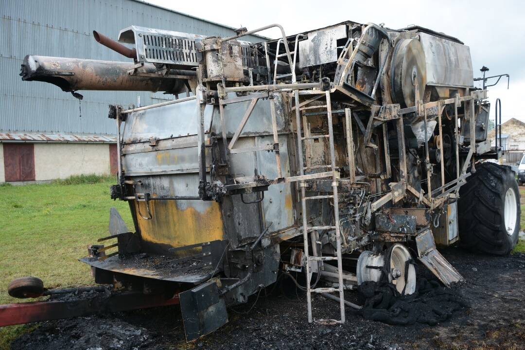 Foto: V Spišskom Štvrtku došlo k požiaru kombajnu. Družstvu vznikla škoda najmenej 150-tisíc eur