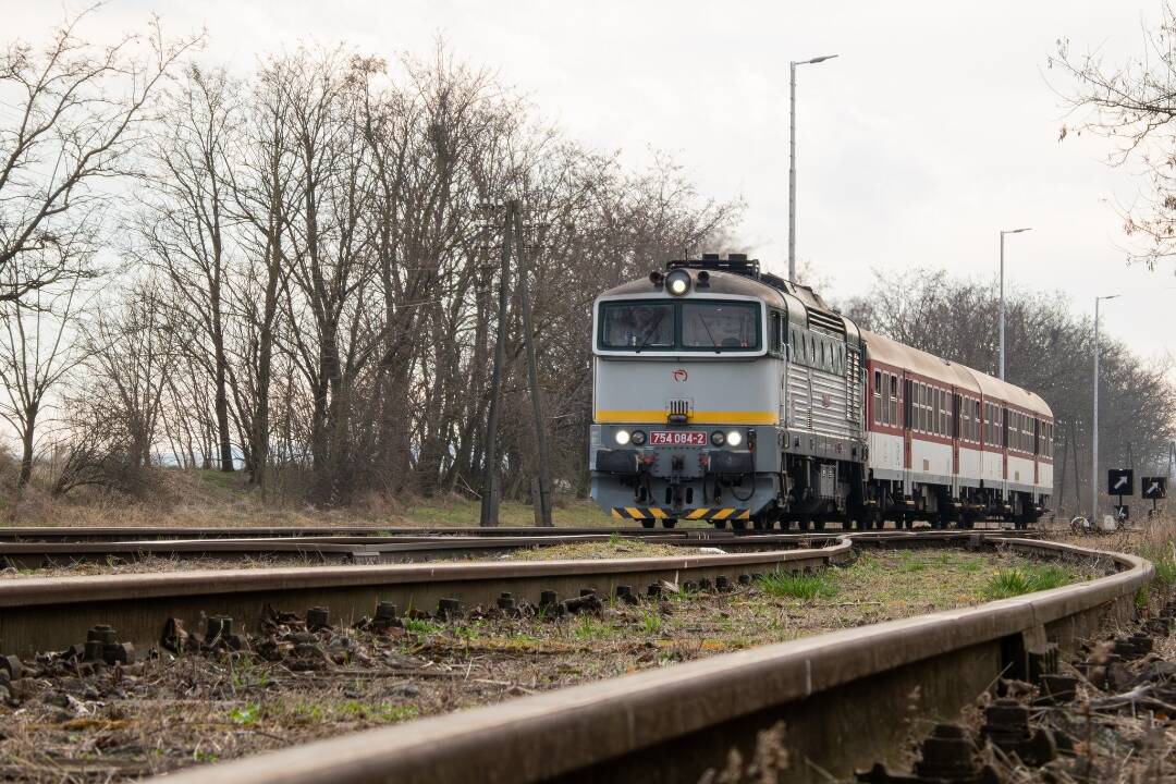 Foto: Muža opitého na mol zrazil vo Vranove vlak. Rýchla reakcia rušňovodiča mu zachránila život