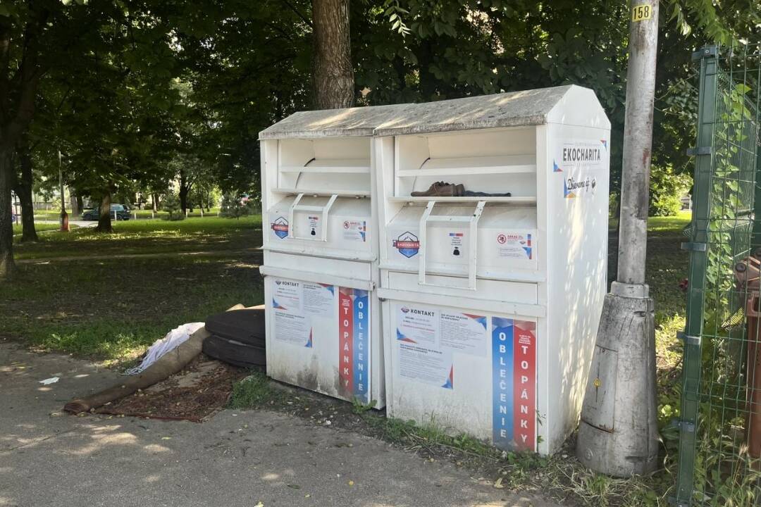 Foto: Do kontajnerov Ekocharity na šatstvo hádžu Slováci takmer všetko. Ak sa to nezmení, niektoré stojiská sa zrušia