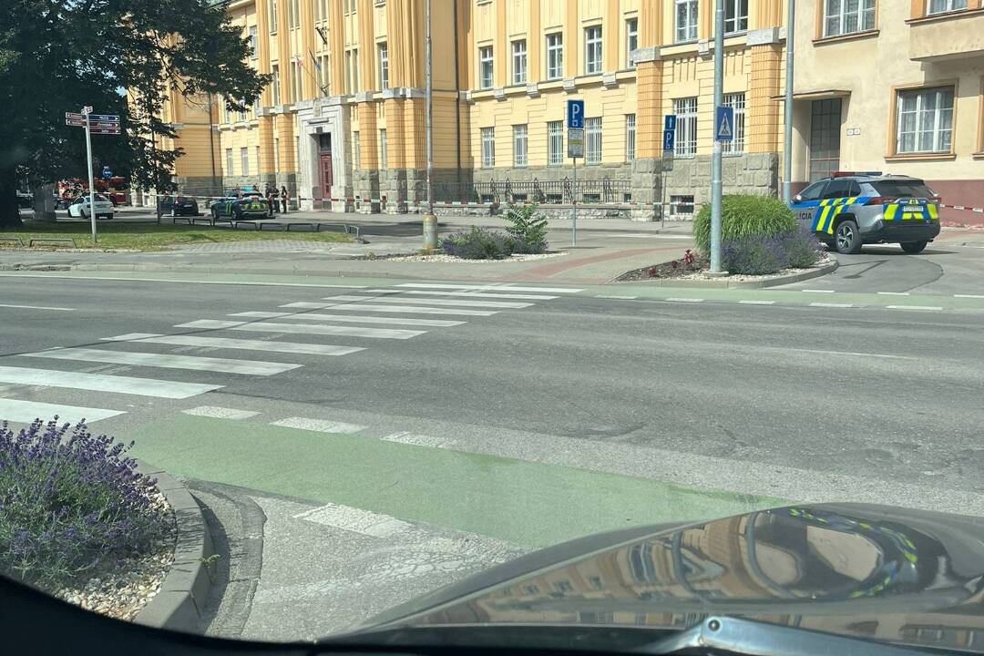 Na všetkých súdoch na Slovensku bola nahlásená bomba. Zasahujú policajti