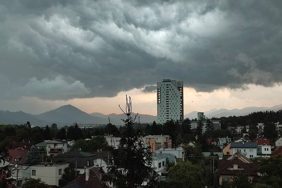 Foto: Viacero krajov Slovenska čakajú intenzívne búrky alebo krupobitie. SHMÚ vyhlásilo meteorologické výstrahy