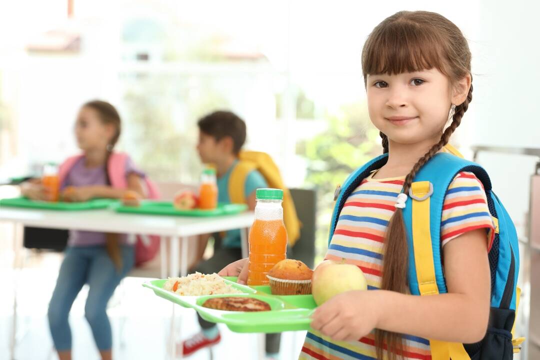 Rodičia môžu o obedy zdarma pre svoje deti požiadať už len pár dní. Kto má na ne nárok?