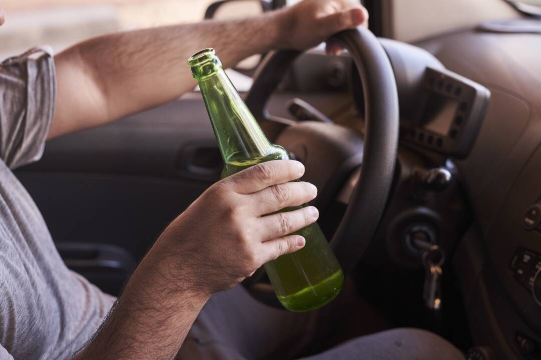 Foto: Doživotný zákaz šoférovať mu nezabránil v jazde pri Skrabskom. Posilnený alkohol prešiel do protismeru priamo policajtom