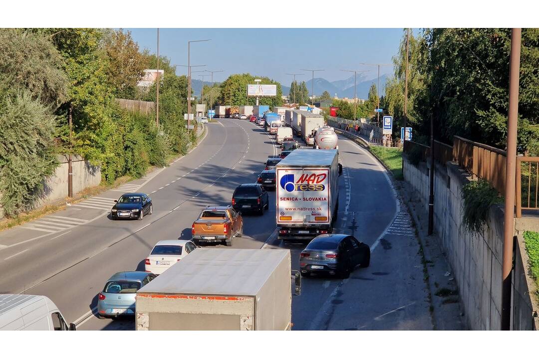 Na Bardejovskej v Prešove kolabuje doprava. Dôvodom je pravdepodobne zajtrajší štátny sviatok