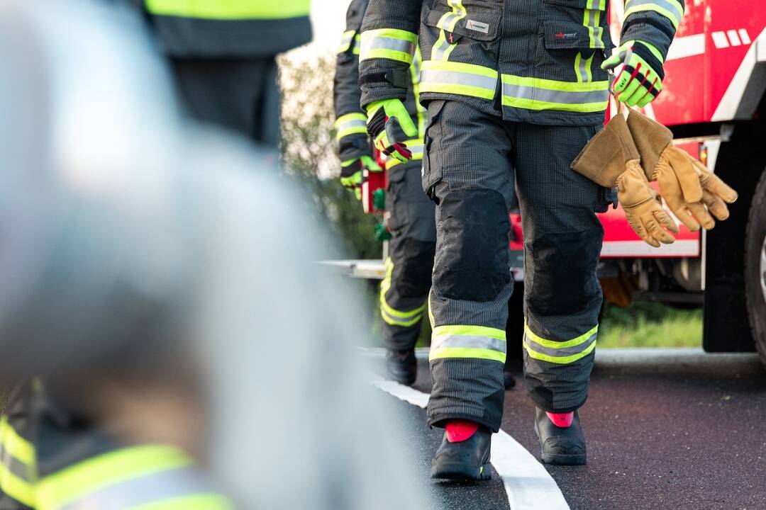 Foto: Pri tragickom požiari dvoch rodinných domov v Jarovniciach prišla o život žena