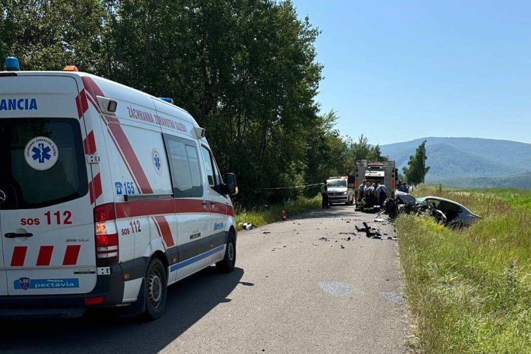 Foto: Za Sninou došlo k vážnej dopravnej nehode dvoch áut: Jeden z vodičov nafúkal 2,5 promile alkoholu