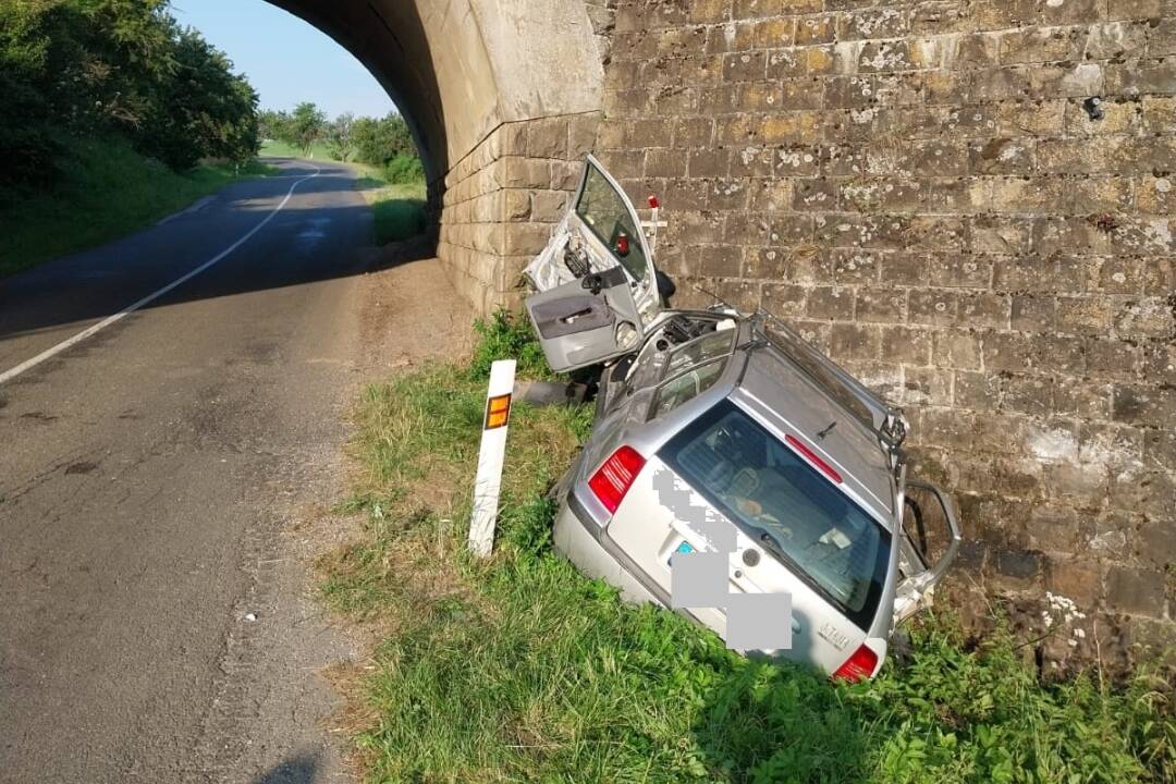 Foto: Tragické ráno na ceste zo Spišského Štvrtka: Vodič narazil do železničného podjazdu, pomôcť sa mu už nedalo