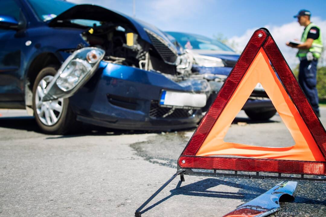 Foto: Desivá nehoda vo Svidníku. Vodič narazil do obrubníka a vyletel mimo cesty