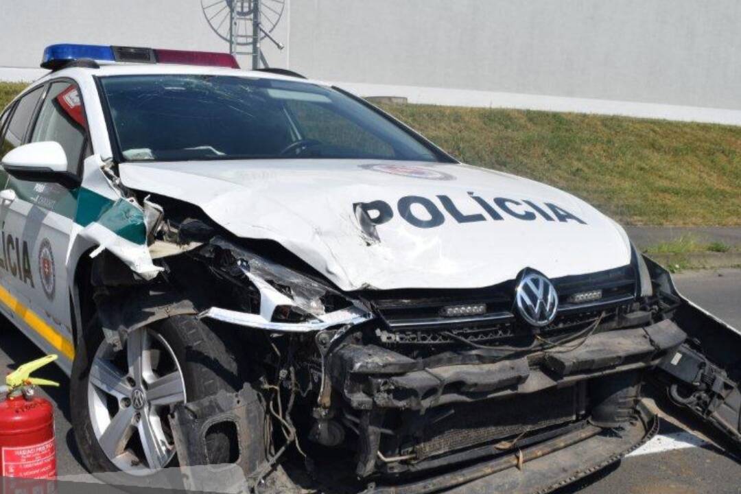 Foto: Vo Vranove nad Topľou došlo k zrážke osobného auta a policajtov. Kto urobil chybu?