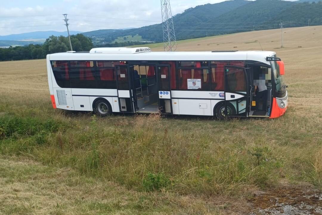 Foto: V okrese Svidník došlo k nehode autobusu, zranilo sa päť ľudí