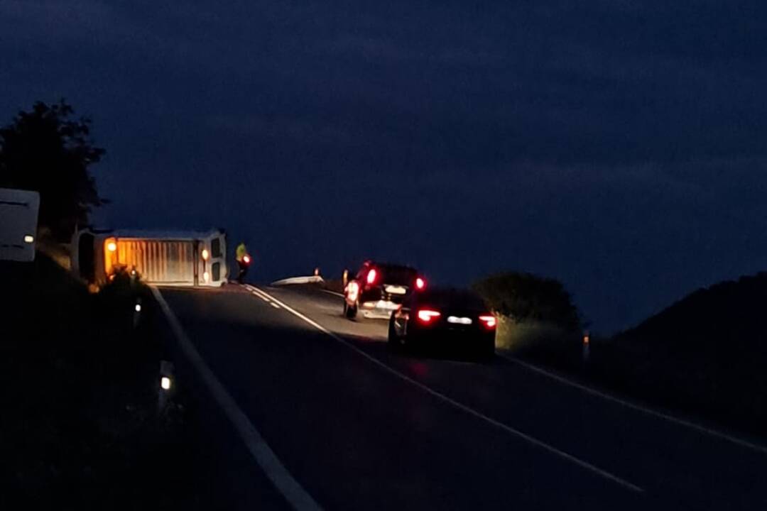 Foto: VIDEO: Vodič pri Tulčíku obchdádzal ranenú srnu cez dve plné čiary. Protiidúca dodávka skončila na streche