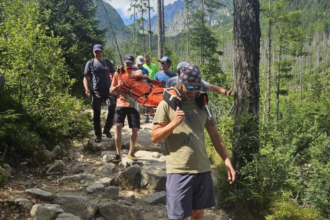 Foto: Horskí záchranári v Tatrách pomáhali fínskej zranenej turistke a vyčerpanému Poliakovi