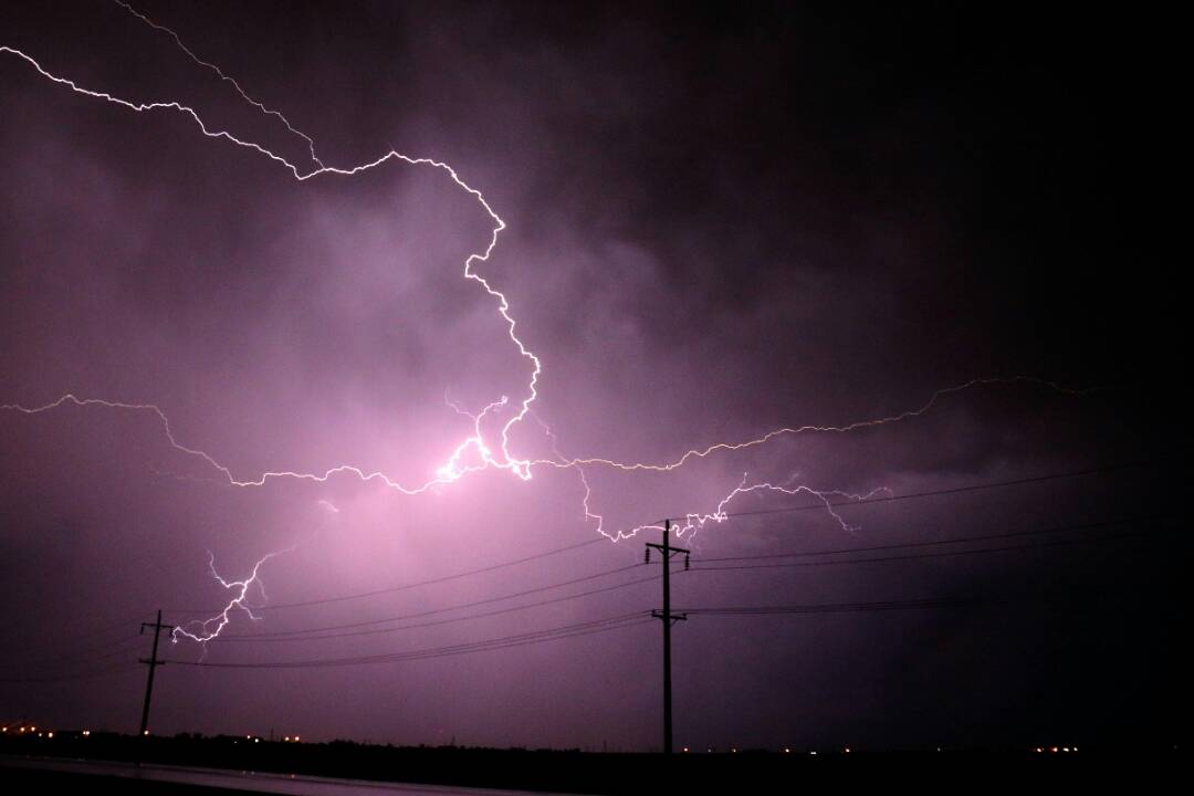 Foto: Začiatok týždňa prinesie intenzívne búrky. SHMÚ vydal výstrahu prvého stupňa