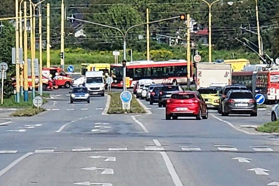 Foto: Na veľkej križovatke v Prešove došlo k zrážke autobusu a auta. Na mieste zasahovali hasiči, policajti a záchranári